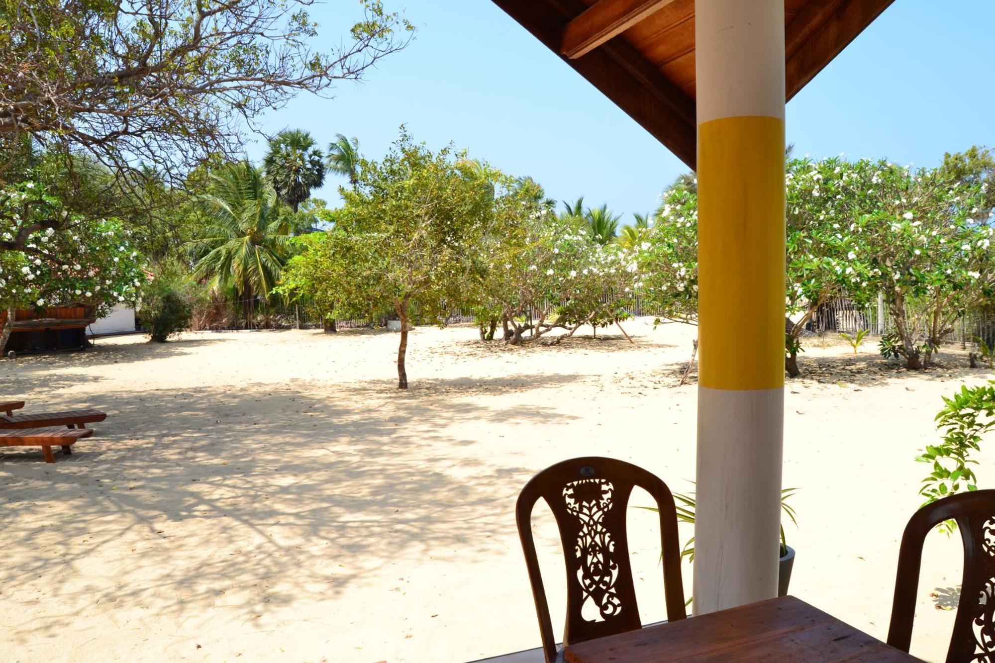 Nirukthie Beach Resort & Restaurant Kalpitiya Bagian luar foto